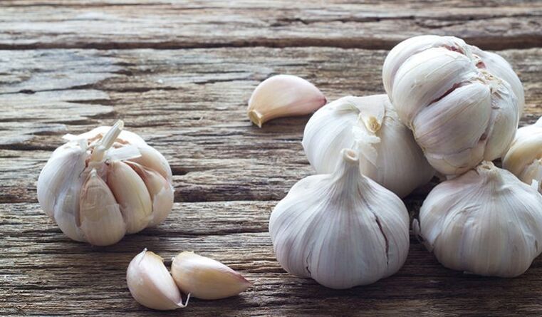 Knoblauch zur Behandlung von Fußpilz zu Hause.